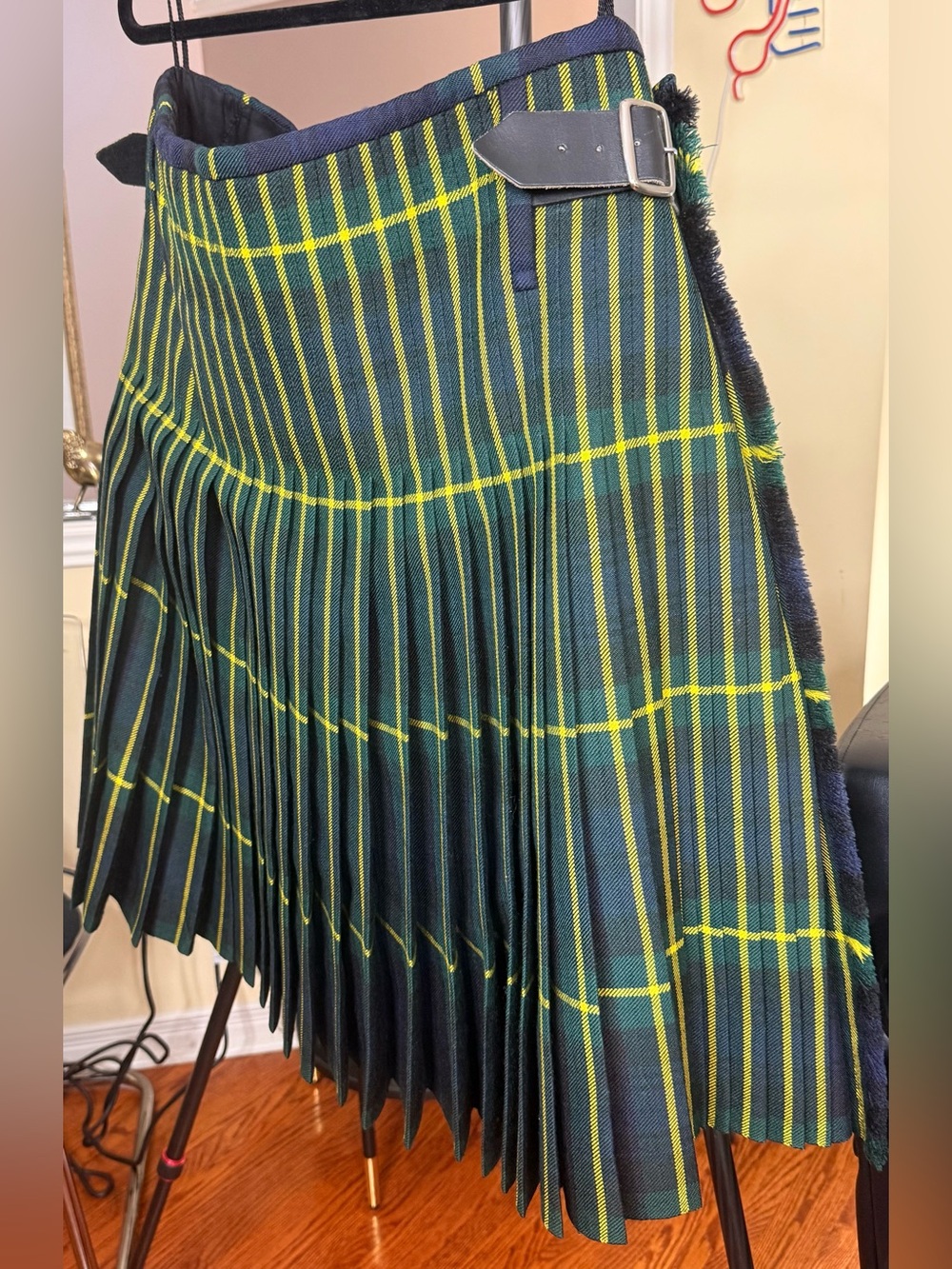 GORGEOUS LOCHCARRON KILT
100% PURE NEW WOOL
SUPREME WOVEN IN SCOTLAND !!!